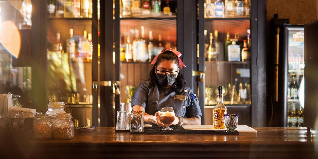 瑞尔德米纳斯酒店 圣米格尔－德阿连德 外观 照片 A bartender at work